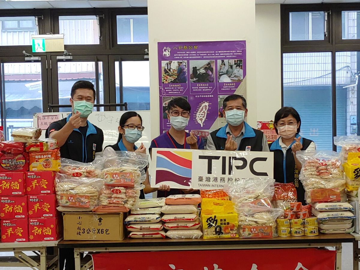 ▲台灣港務公司副總經理王錦榮(右2)致送民生物資給弱勢家庭，由人安基金會站長林松柏(中)代表接受。(圖／記者黃守作攝，2021.08.12)