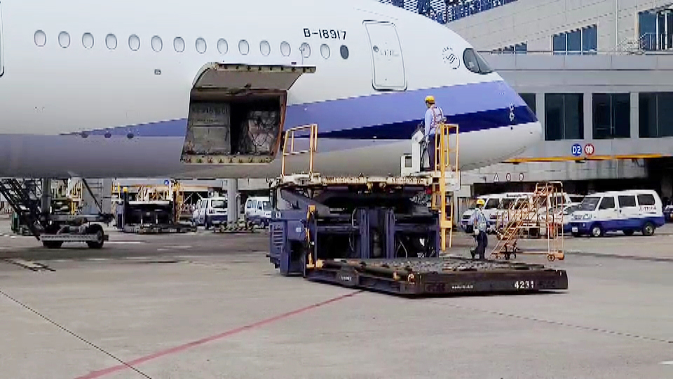▲最新一批52萬劑AZ疫苗，今日下午3時25分順利運抵桃園機場，解決國內AZ疫苗不足的燃眉之急。（圖／記者李春台翻攝）