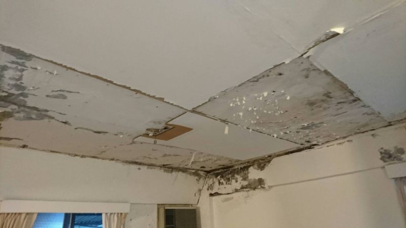 ▲檢視漏水屋室內需看天花板，若是漏水會有結晶物產生。（圖／NOWnews資料照片）