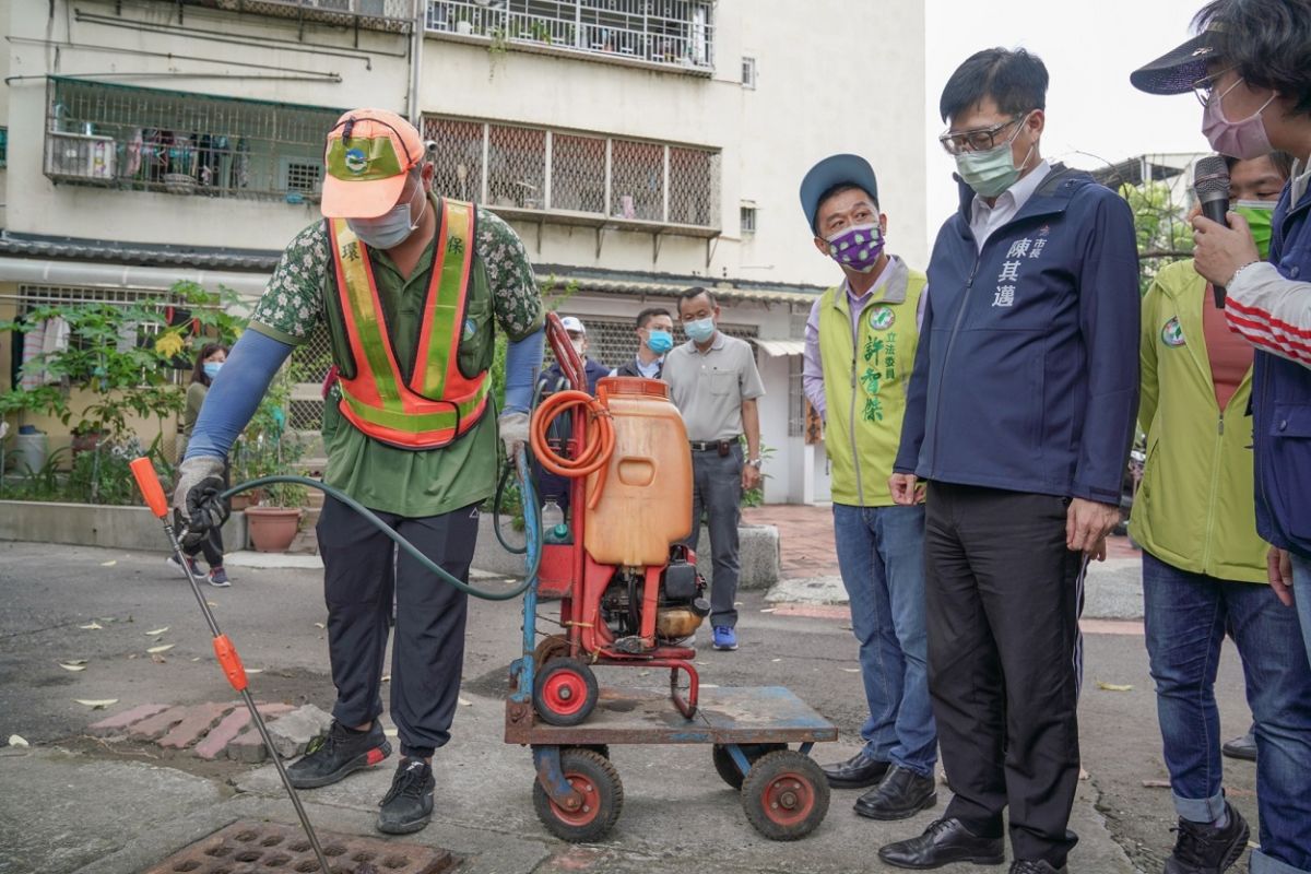 ▲高市出現第6例境外移入登革熱，市長陳其邁呼籲，自東南亞等登革熱流行地區入境小港機場且出現不適症狀者，通關時務必主動告知機場檢疫人員進行採檢，衛生局將頒贈250元禮券。(圖／高市府提供)