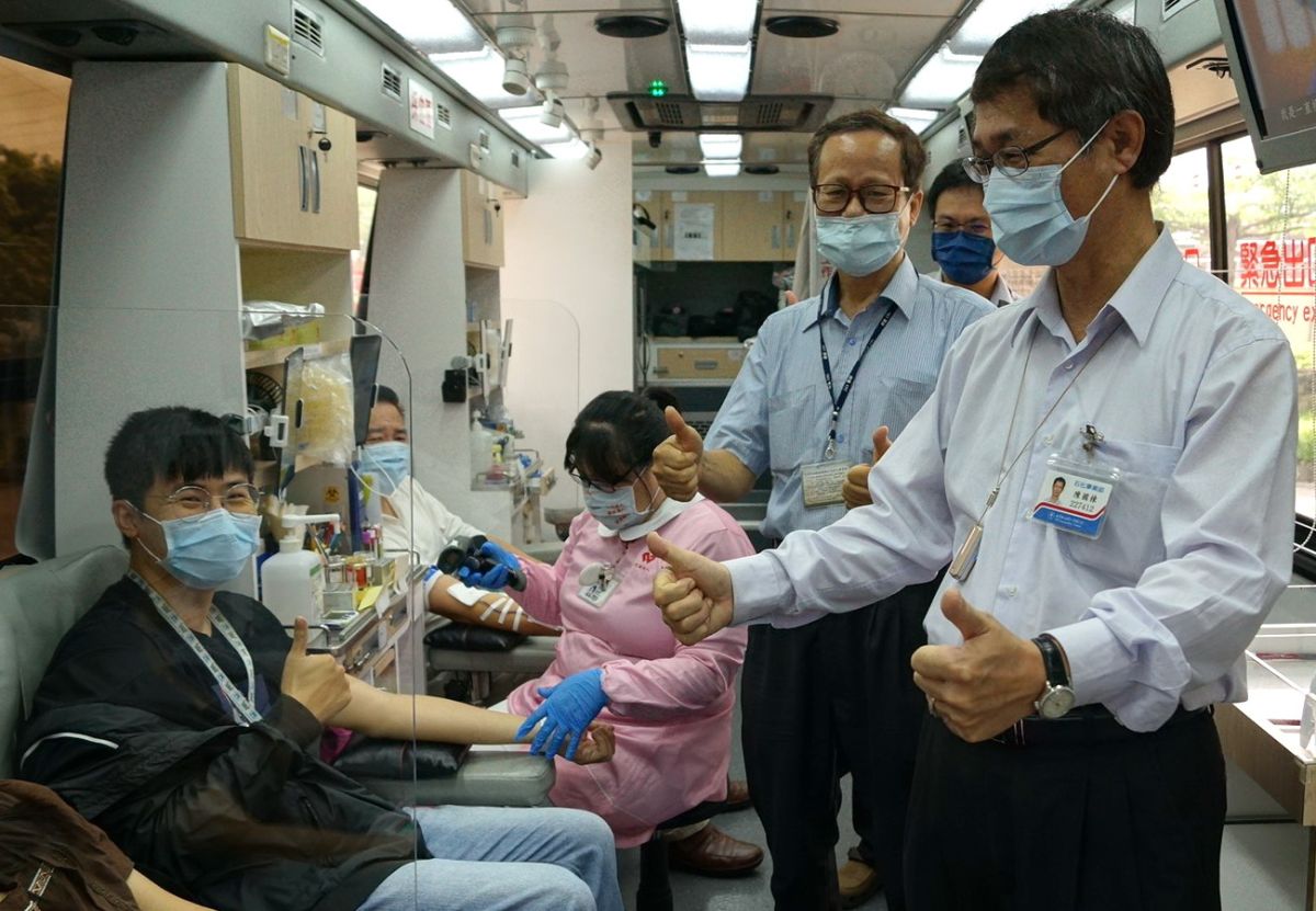 ▲台灣中油公司石化事業部舉辦捐血活動，員工挽袖捐血助血庫，以紓解血荒。(圖／記者黃守作攝，2021.08.12)
