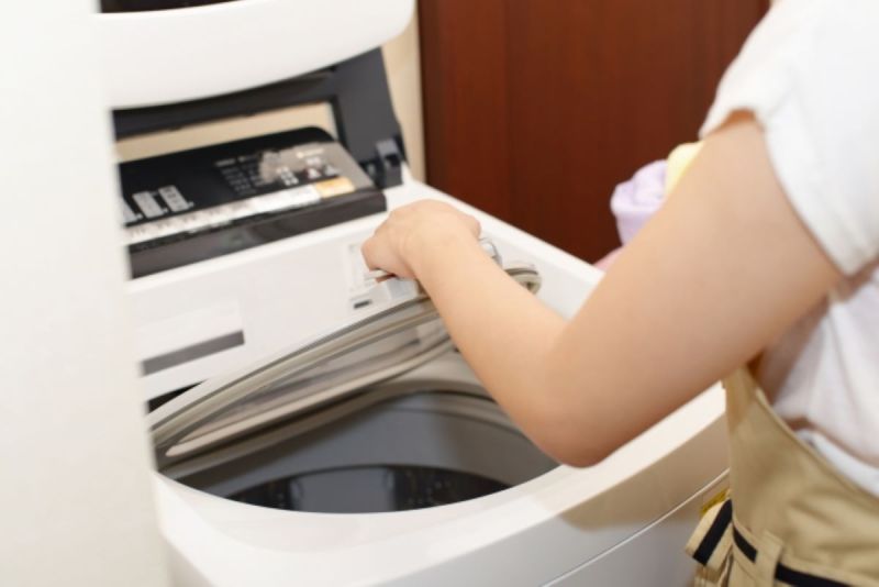 ▲486先生指出，平常洗衣服時，其實應該將洗衣精倒在「筒槽」內再啟動，才能讓洗劑均勻溶解不殘留。（示意圖／取自photoAC）