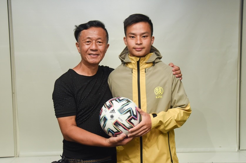 ▲袁永誠(右)隻身前往海外接受足球訓練，爸爸袁慶國(左)是背後最大支柱。（圖／陳明安攝）