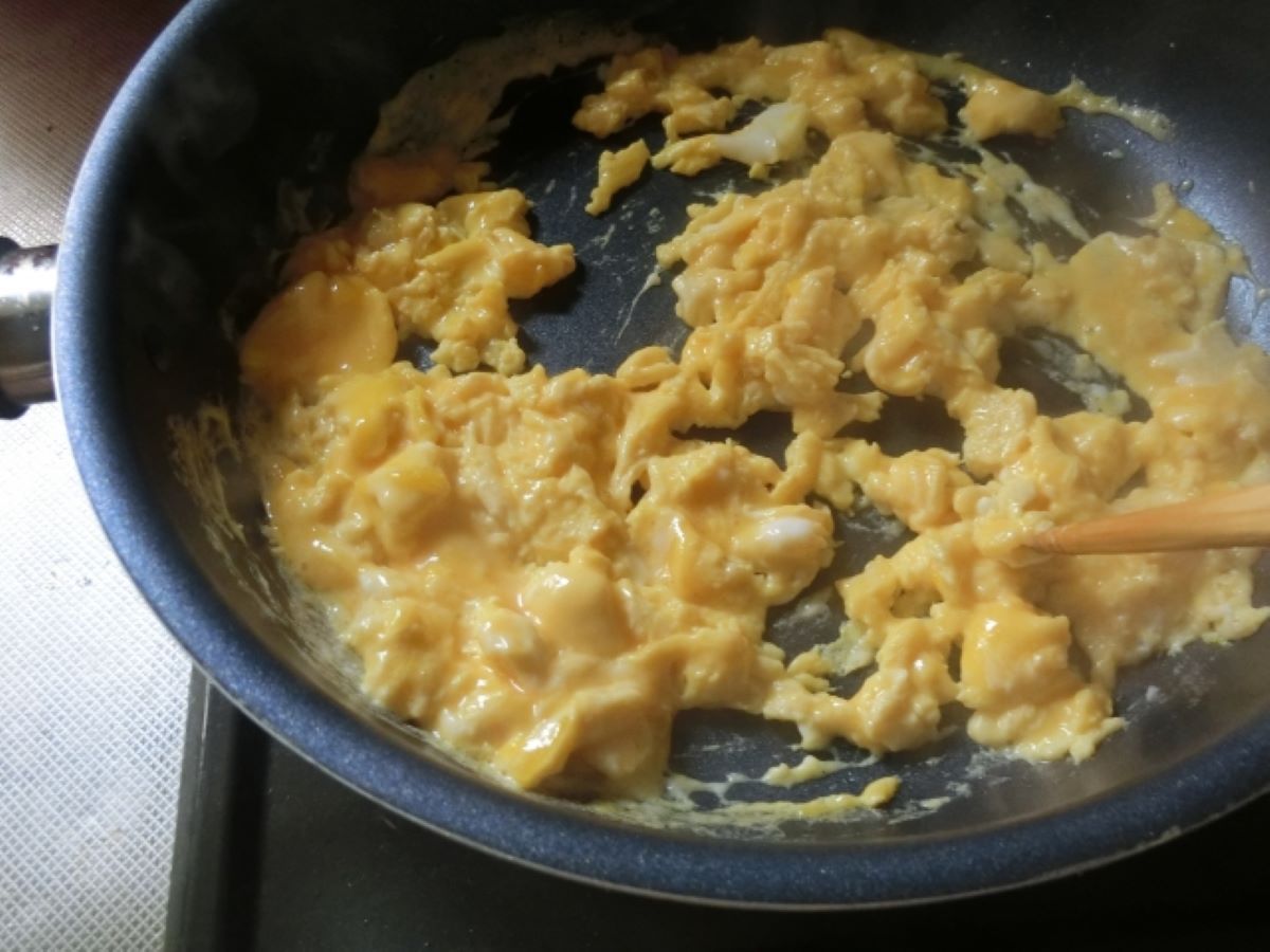 ▲一名網友分享炒蛋的隱藏食譜，表示若加入「一食材」不僅香又美味，拿來配兩碗白飯也沒問題。（示意圖／翻攝photoAC）