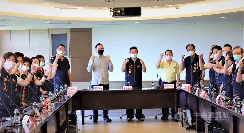 ▲國民黨主席選舉這兩天辦理領表作業，表態參選的前新北市長朱立倫（後左2）12日到苗栗拜會地方政壇人士、與黨籍立委、縣議員、基層黨代表等人座談。（苗栗縣議長鍾東錦提供）中央社記者管瑞平傳真 110年8月12日