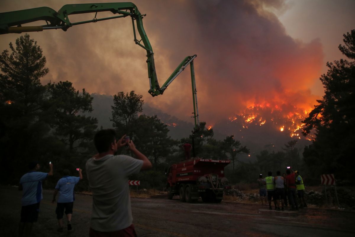 ▲歐洲正飽受嚴酷熱浪襲擊，多處出現前所未有高溫，引發土耳其、希臘、義大利、西班牙野火肆虐。這波10年來最嚴重熱浪，與今夏稍早美西破紀錄高溫，都歸咎於「高溫穹頂」現象。（圖／美聯社／達志影像）