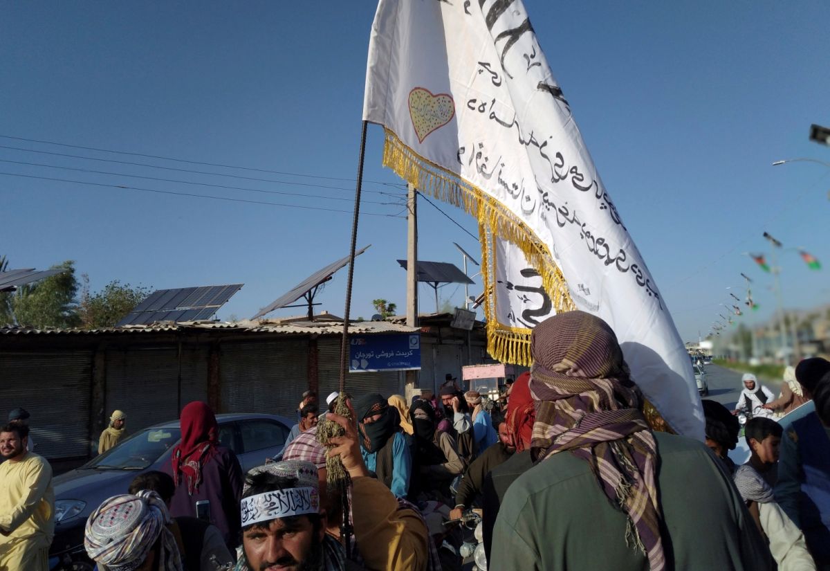 ▲阿富汗局勢動盪，烏茲別克檢方今天表示，近600名阿富汗軍人週末搭乘22架軍機和24架直升機逃到烏茲別克，其中1架飛機與1架護航的烏茲別克戰機相撞後雙雙墜機。（圖／美聯社／達志影像）