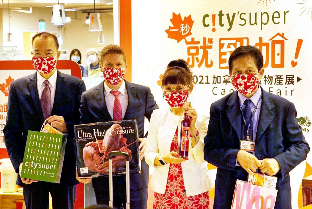 ▲遠東百貨、city’super攜加拿大駐台北貿易辦事處祭百款加拿大美食！(左起city’super營運長 劉朝雄、加拿大駐台北貿易辦事處 芮喬丹代表、遠東百貨徐雪芳總經理及營運部林彰豊副總。圖／品牌提供）