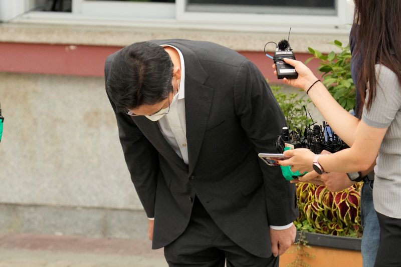 ▲李在鎔於首爾看守所外會見傳媒時,鞠躬向人民致歉。(圖/美聯社/達志影像)