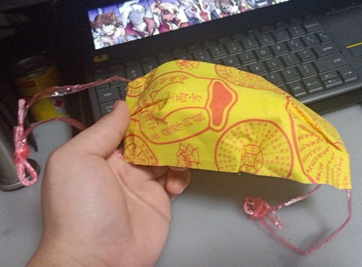 ▲一位新加坡的奶奶近期為了迎接鬼門開日子(8/8)，親手製作了金紙口罩送給他的孫子，在網上引熱譯。(圖/Eugene Lim/Facebook)