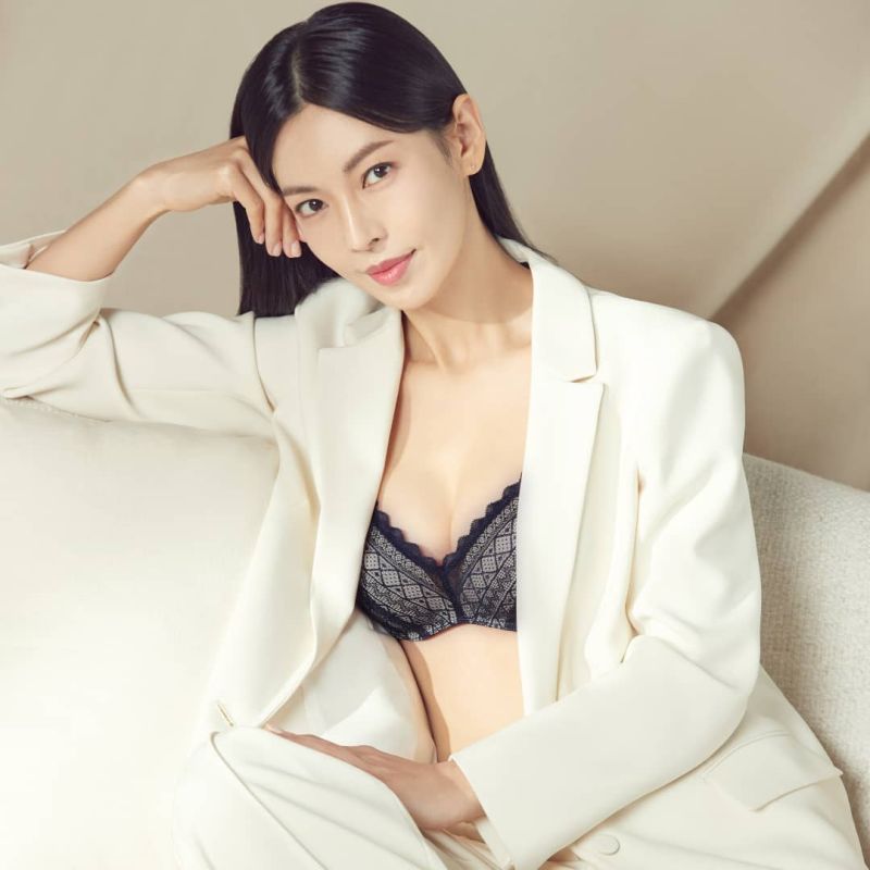 ▲▼40歲金素妍保養得宜,內衣代言展露好身材。(圖/金素妍IG、슬림9