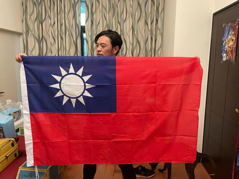 ▲夢多拿出一面國旗，認為台灣就是一個國家。（圖／夢多臉書）