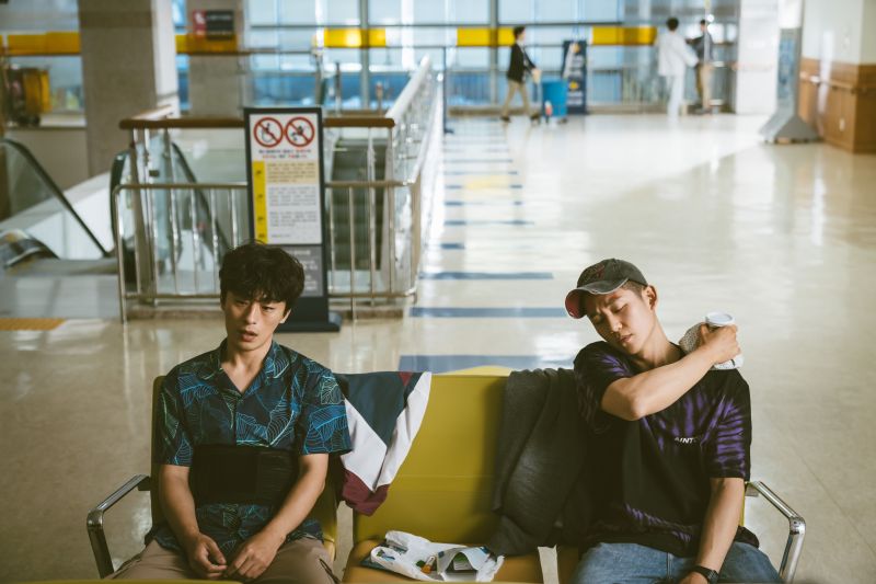 ▲▼丁海寅(上下圖右)、具教煥劇中跑遍南北抓逃兵。(圖/Netflix)