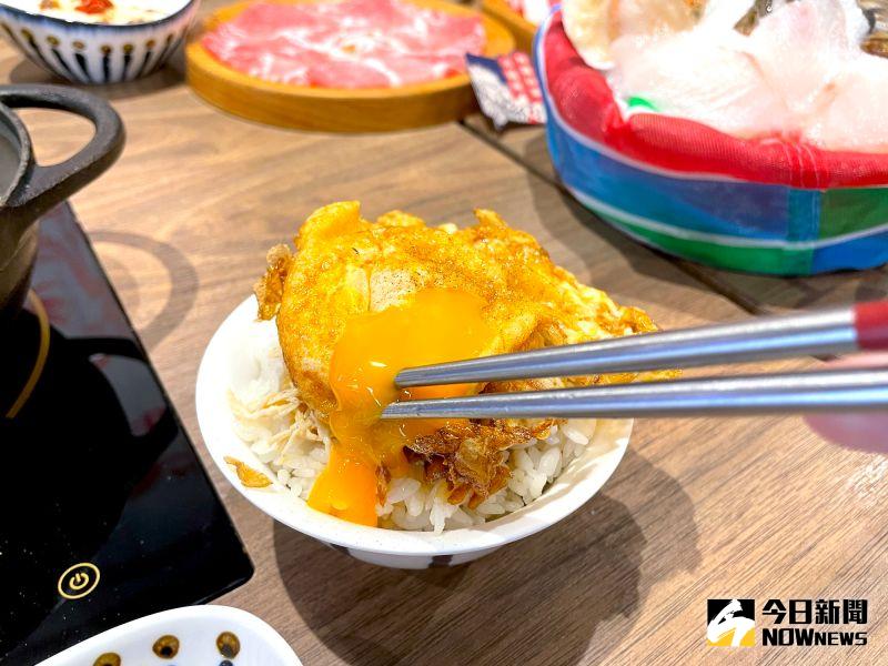 ▲店內的銷魂雞肉飯、日曬油蔥麵線、尬個炸蛋等台式家常料理也大受好評。(圖/記者黃仁杰攝)