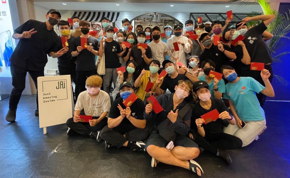 ▲ HUN餐飲集團擁有七家店，疫情期間200多名員工照發底薪外，隨著內用微解封，老闆加碼發紅包鼓舞員工士氣。（圖／業者提供）