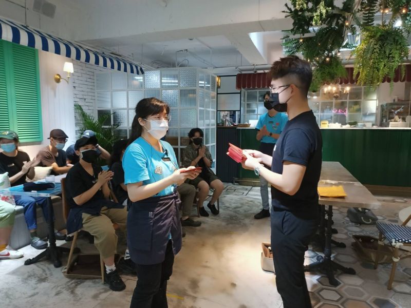 ▲HUN餐飲集團樂見餐飲內用微解封曙光,七家店200多名員工加碼發紅包,鼓舞士氣。(圖/業者提供)