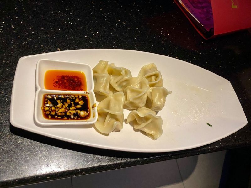 ▲原PO吃水餃吃到一半,才發現自己走錯包廂,結果要離開時,還被問「妳不唱一首再走嗎?」(圖/翻攝自《爆廢公社》)