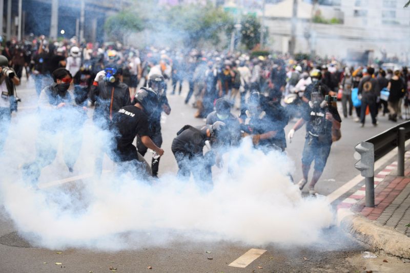 ▲泰國反政府示威者13日再度集結，要求總理帕拉育下台，但遭到鎮暴警察以催淚彈和橡膠子彈驅離。這是一週以來抗議民眾和警方在曼谷街頭第4度發生激烈衝突。（圖／美聯社／達志影像）