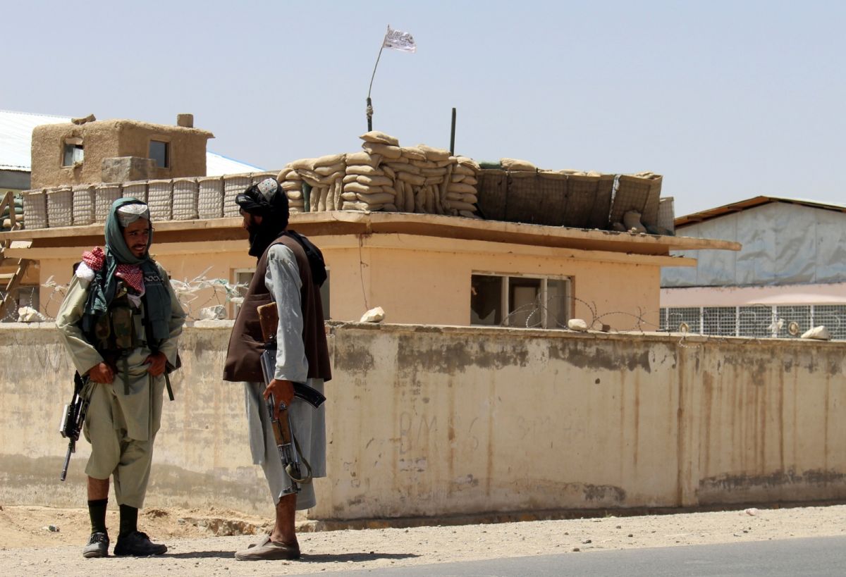 ▲塔利班包圍喀布爾，阿富汗內政府部米薩卡瓦允諾會有和平轉移政權，目前神學士已派代表前往總統府。圖為塔利班戰士。（圖／美聯社／達志影像）