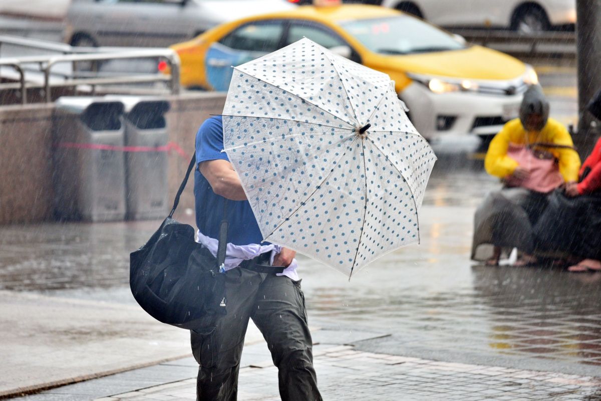 ▲中央氣象局今(19)日針對全台12縣市發布大雨特報，民眾需特別留意雷擊與強陣風。（圖／NOWnews資料照片）