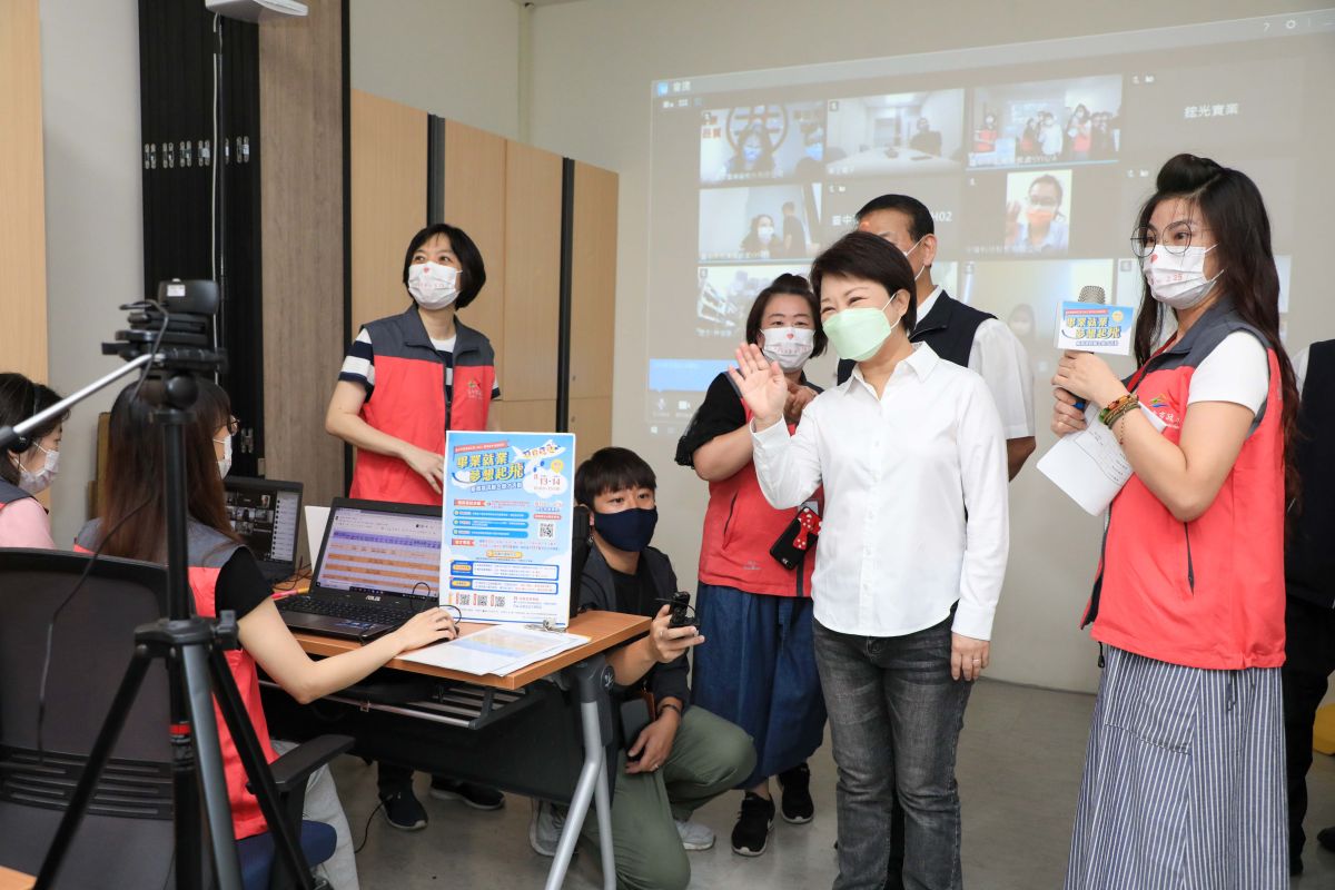▲中市海線首場全視訊徵才開跑，市長盧秀燕親往為求職者加油打氣。（圖／台中勞工局提供） 