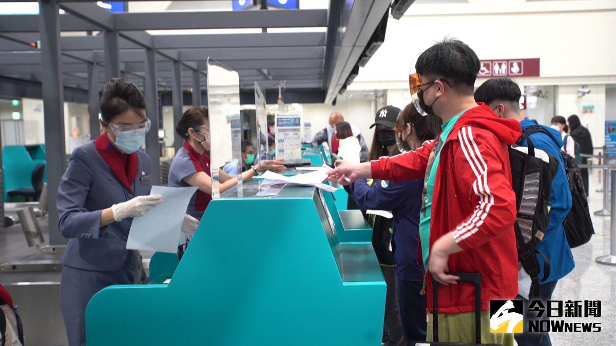 ▲重啟台帛旅遊泡泡，首發團今天上午從桃園機場出發，團員大部分皆是為了施打疫苗參加首發團。（圖／記者李春台攝，2021.08.14）