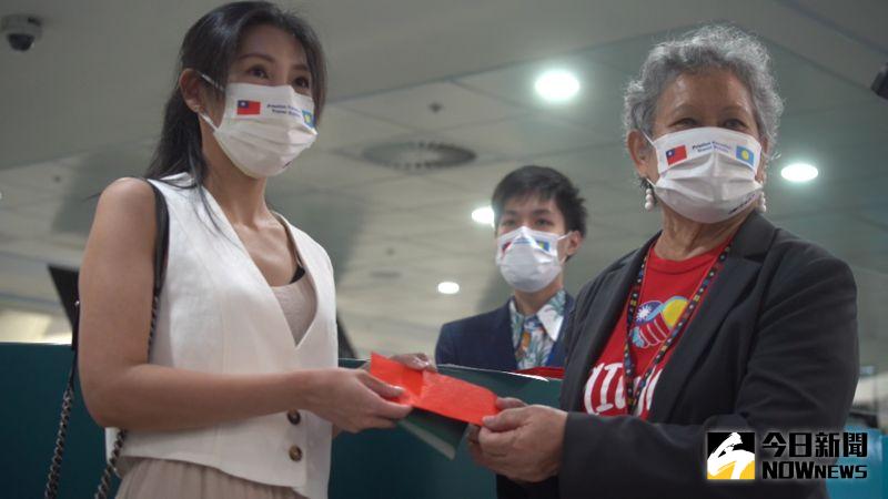 ▲帛琉大使也親自到現場發放50美元的零用金給團員。(圖/記者李春台攝,2021.08.14)