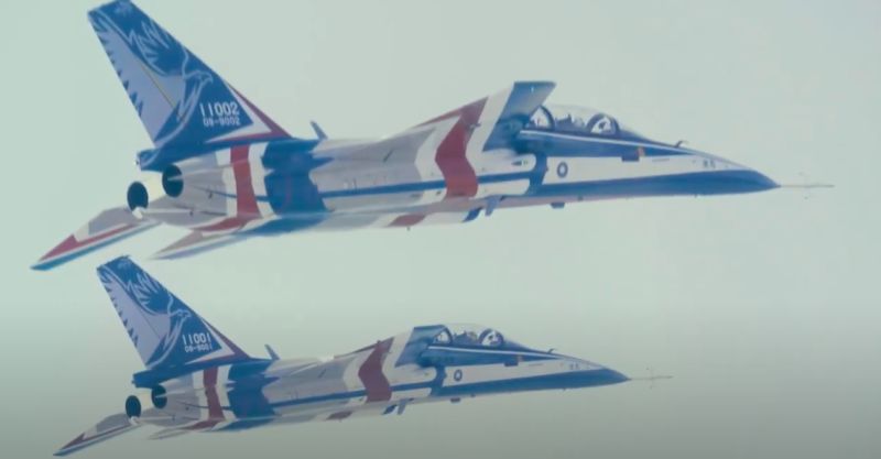 ▲國機國造的「勇鷹」高教機,雙機飛行測試。(圖/空軍司令部提供)