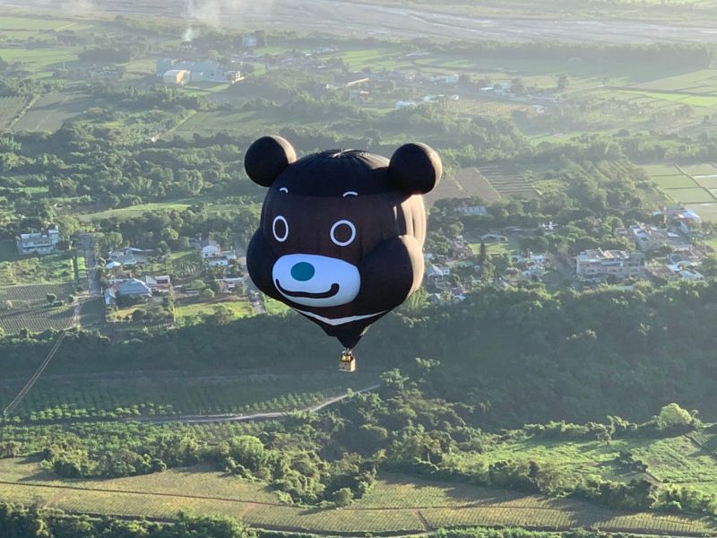 ▲台北市長柯文哲日前到台東交流，並乘坐熊讚熱氣球升空俯看台東景色。（圖／北市府提供）