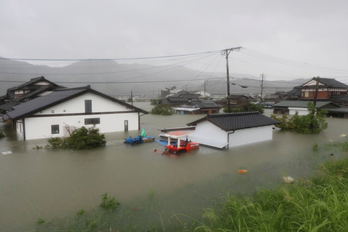 ▲日本九州地方部分地區3天降雨已逾往年8月3倍之多，並發生河川氾濫及土石災害等零星災情。氣象廳已針對佐賀縣、長崎縣、福岡縣發布「大雨特別警報」，呼籲民眾進行最高警戒。（圖／美聯社／達志影像）