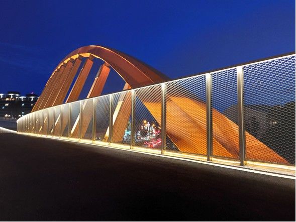 ▲「潭心鐵馬空橋」即日起開放通行，空橋以奔跑時「跳躍曲線」設計，白天與藍天相映，夜間透過多角度投射燈，打亮橋身立體結構(圖／建設局提供2021.8.14)