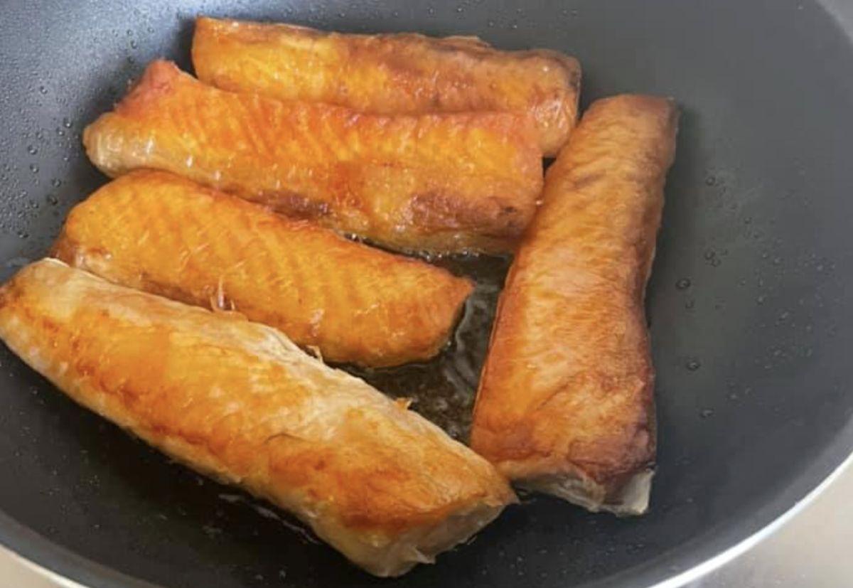 ▲網友分享自己煎鮭魚時，都會有一堆油被逼出來，好奇詢問該如何處理這些油脂。（圖/家常菜）