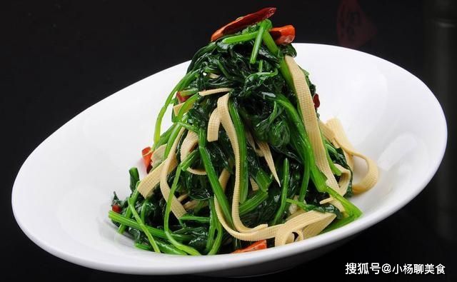 ▲《小楊聊美食》分享「菠菜拌豆皮」食譜,吃起來口感比炒菠菜更脆又鮮甜。(圖/取自《小楊聊美食》)