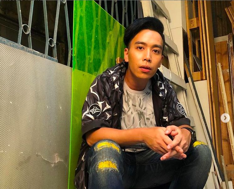 ▲無尊講鬼故事發現主持人身後出現白影。（圖／翻攝無尊IG）