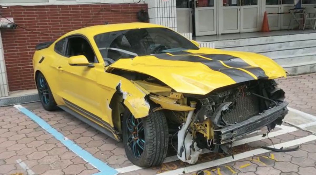 ▲桃園市23歲一名葉姓男子，日前在IG發文嗆聲要「刺殺指揮官陳時中」，結果今（14）日他又開著野馬跑車將女騎士撞成重傷。（圖/葉男IG）