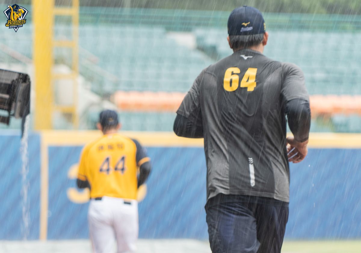 ▲兄弟投手黃恩賜雨中跑步。（圖／中信兄弟提供）
