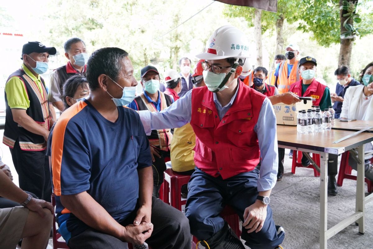 ▲市長陳其邁今天前往桃源消防隊搜救前進指揮站關心最新搜救進度，親自與謝宜真家屬關心慰問。（圖／高市府提供）