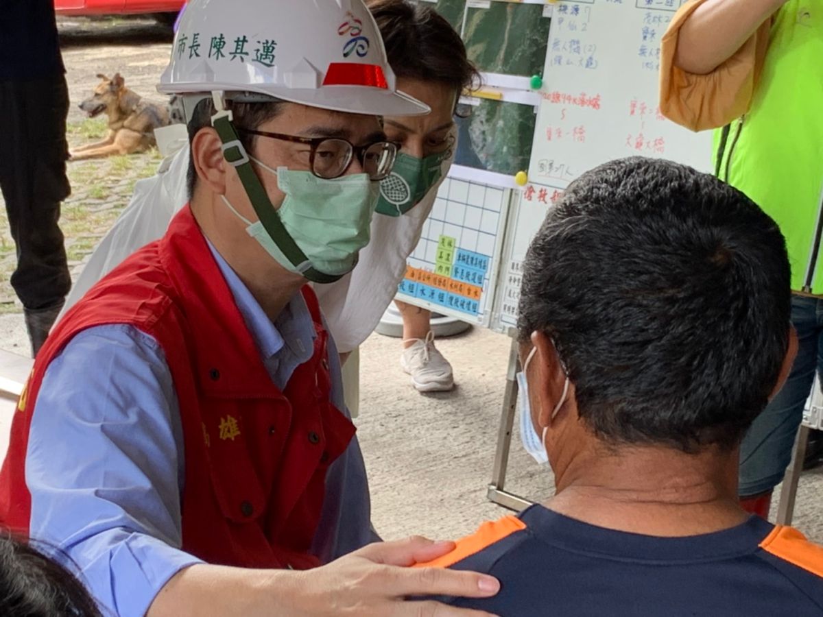 ▲高雄市長陳其邁今（14）日率市府團隊，前往桃源消防隊搜救前進指揮站關心桃源區代表謝宜真最新搜救進度，親自與謝代表先生及大姐關心慰問，並指示相關單位持續全力搜救找到謝代表。（圖／高雄市原民會提供）