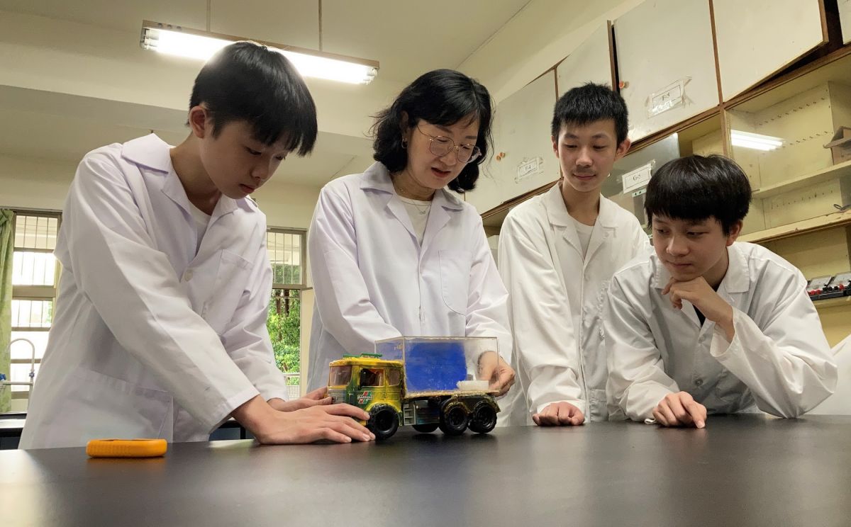 ▲福和國中韓佳策、蔡文翔、劉詠豐同學（左起），在翟雲楓老師（左二）的指導下，榮獲全國科展國中組物理科大會獎第一名。（圖／新北市政府教育局提供）