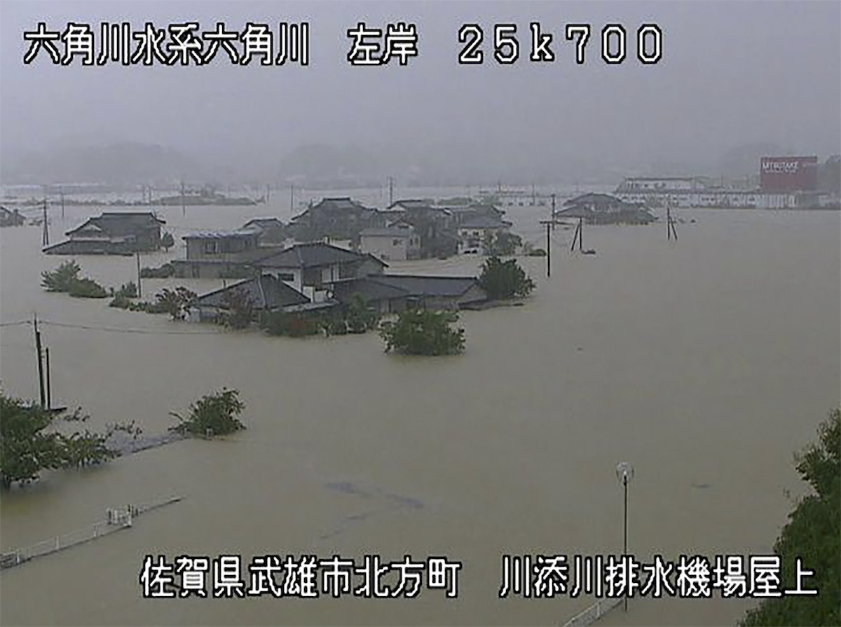 ▲日本九州等地持續降下大雨，部分河川氾濫造成淹水。圖為佐賀縣武雄市民宅淹水情況。（圖／美聯社／達志影像）
