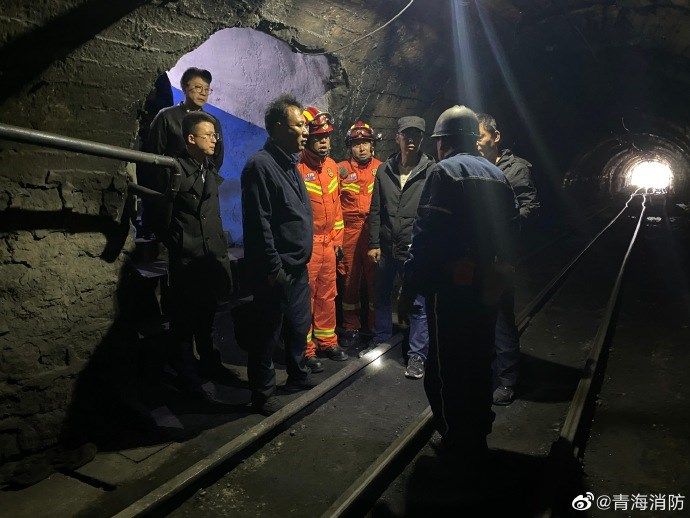 ▲中國青海省柴達爾煤礦中午發生泥漿崩塌事故，已造成1人死亡，目前還有19人受困。圖為青海省消防隊在現場救災的畫面（圖／翻攝自qhxfxc微博）