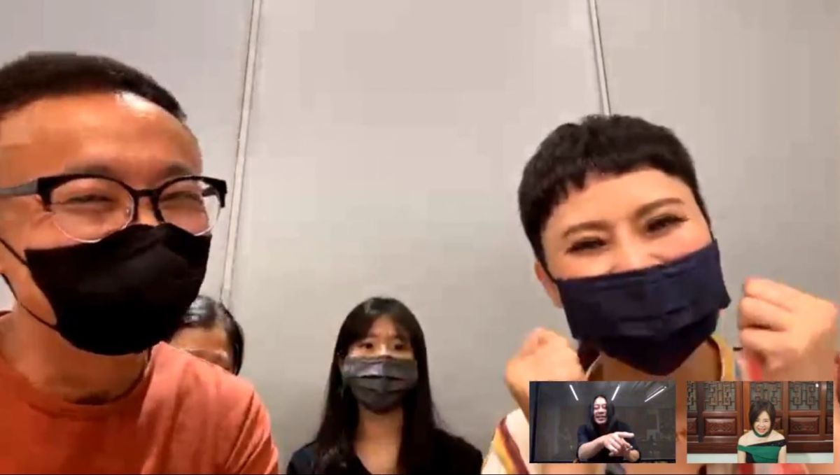 ▲詹雅雯（右）急診後露面。（圖／翻攝于美人臉書）