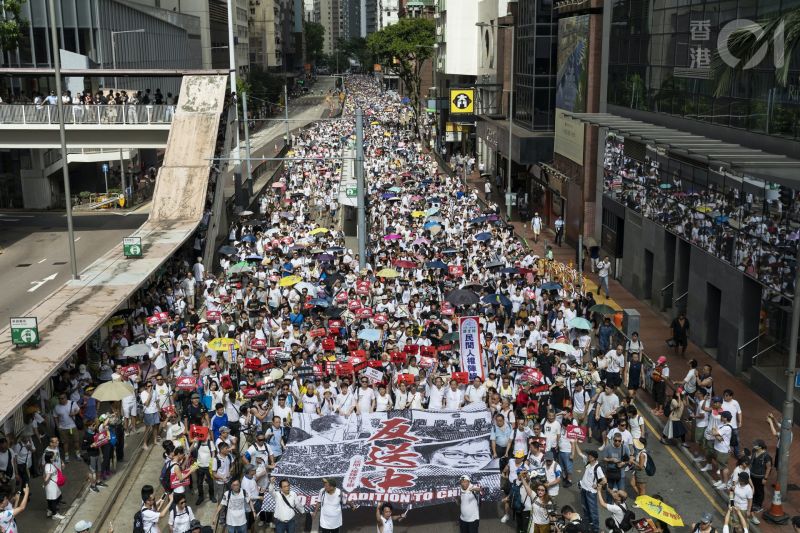 ▲香港民陣過去舉辦過多場遊行集會，其中最重要的是每年七一遊行，而2019年反修例運動等，民陣亦有組織相關遊行。（圖／翻攝自《香港01》）