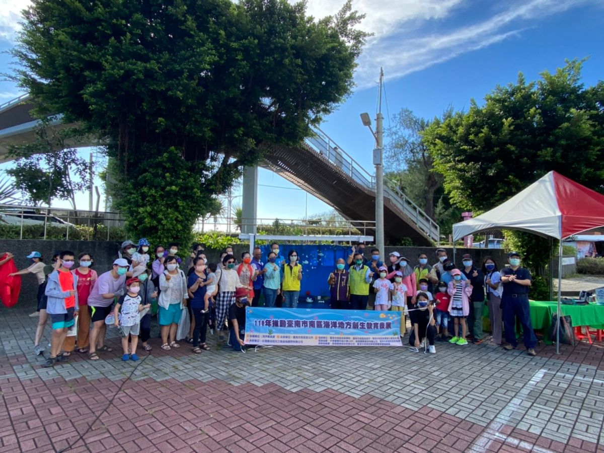 ▲台南市南區區公所區長蕭琇華邀集民眾在四鯤鯓海灘進行淨灘（圖／記者張振興攝，2021.08.15）