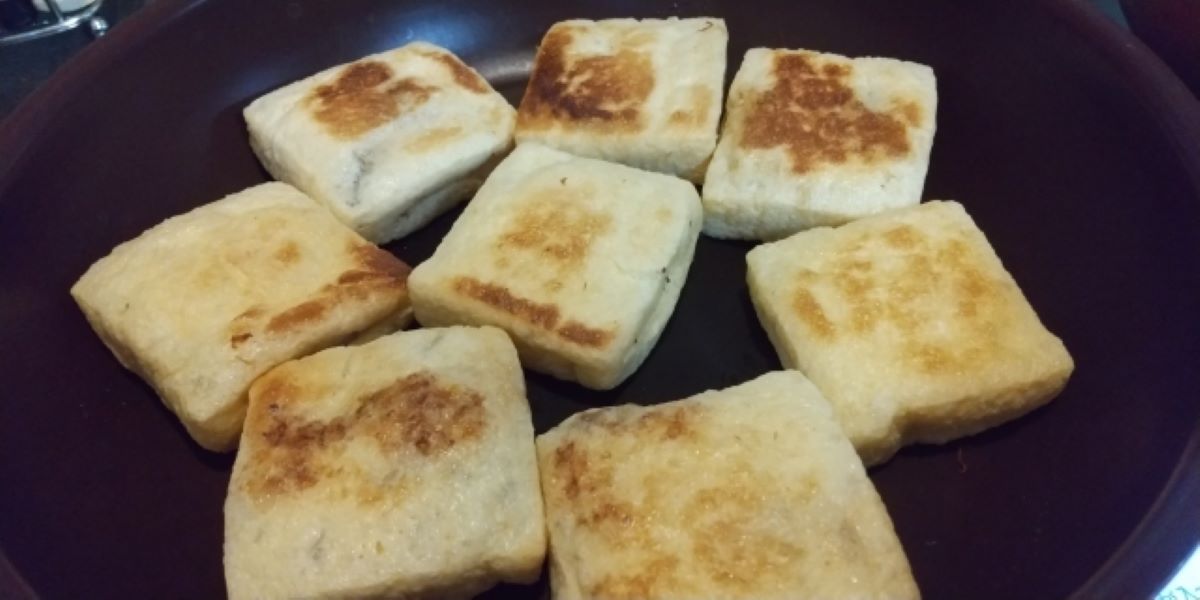 ▲一名女網友挑戰炸豆腐，成品卻不太理想，因此好奇詢問「怎麼炸才會酥脆好吃呢？」而引來老饕分享日式餐廳都會的招數。（示意圖／翻攝photoAC）