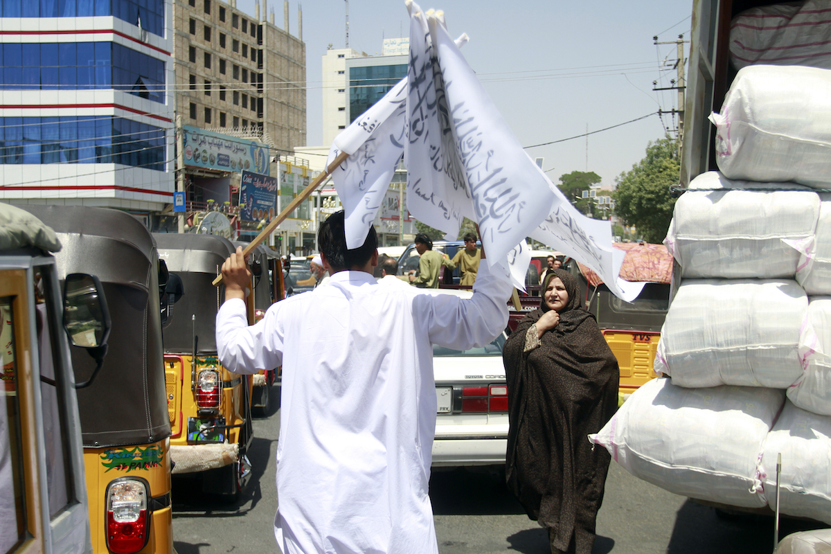 ▲美國與超過65個國家今天發布聯合聲明，敦促「塔利班」讓想離開阿富汗的阿國公民與國際公民離開、維持機場與口岸開放，若傳出虐待事件，必將究責。圖為阿富汗民眾舉著塔利班的旗子。（圖／美聯社／達志影像）