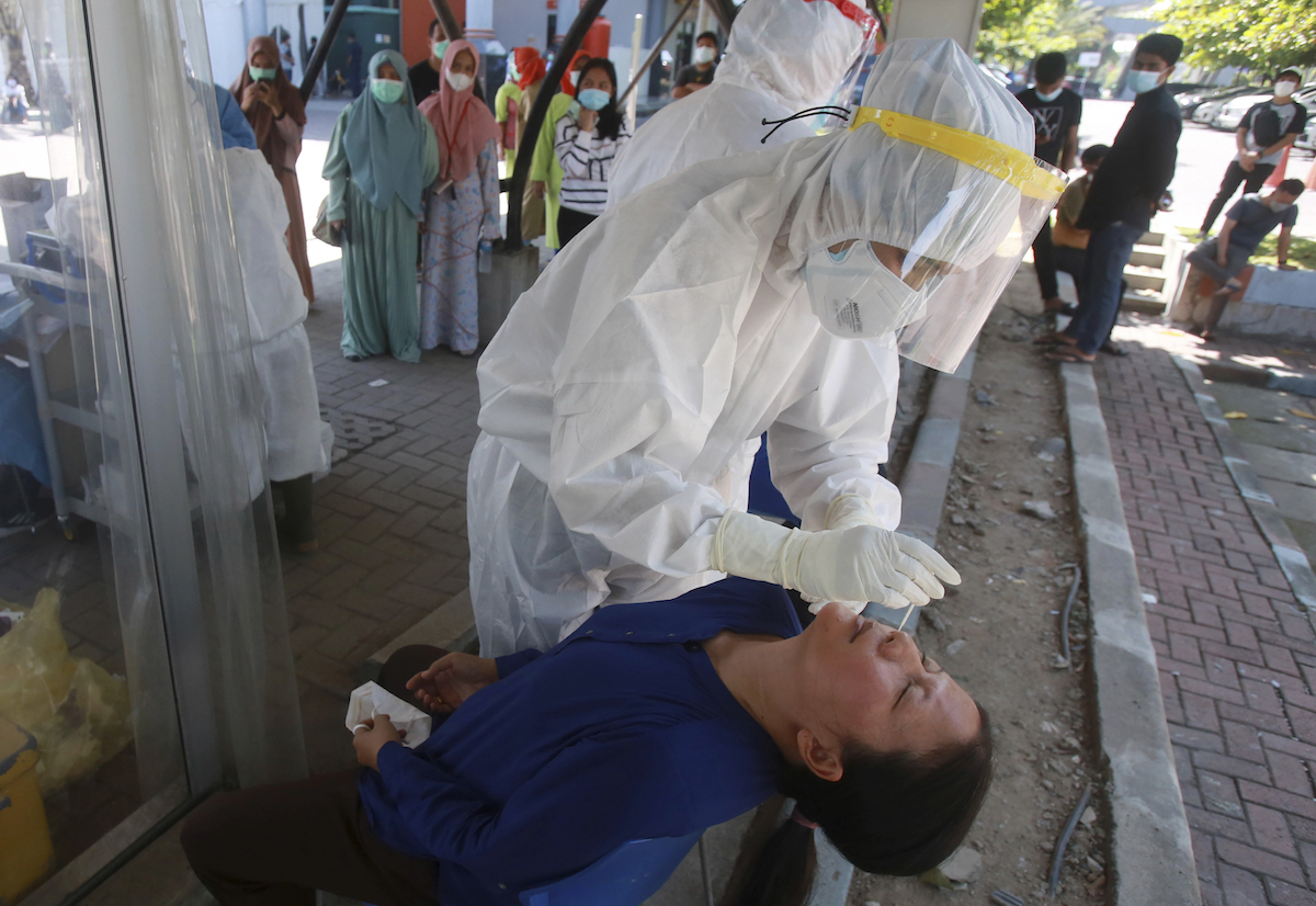 ▲印尼加強邊境管制，入境的旅客必須完整接種疫苗，入境後隔離8天，接受核酸檢測的次數由2次提高到3次。（圖／美聯社／達志影像）