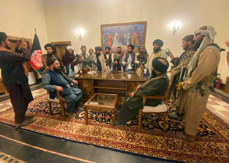 ▲阿富汗首都喀布爾淪陷不到一週，塔利班今日宣布成立阿富汗伊斯蘭酋長國。圖為塔利班控制了阿富汗總統府。（圖／美聯社／達志影像）