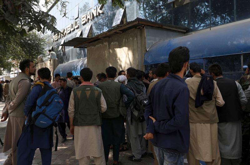 ▲塔利班進入喀布爾後，阿富汗民眾在銀行以及ATM前排起人龍，試圖提領積蓄。（圖／美聯社／達志影像）
