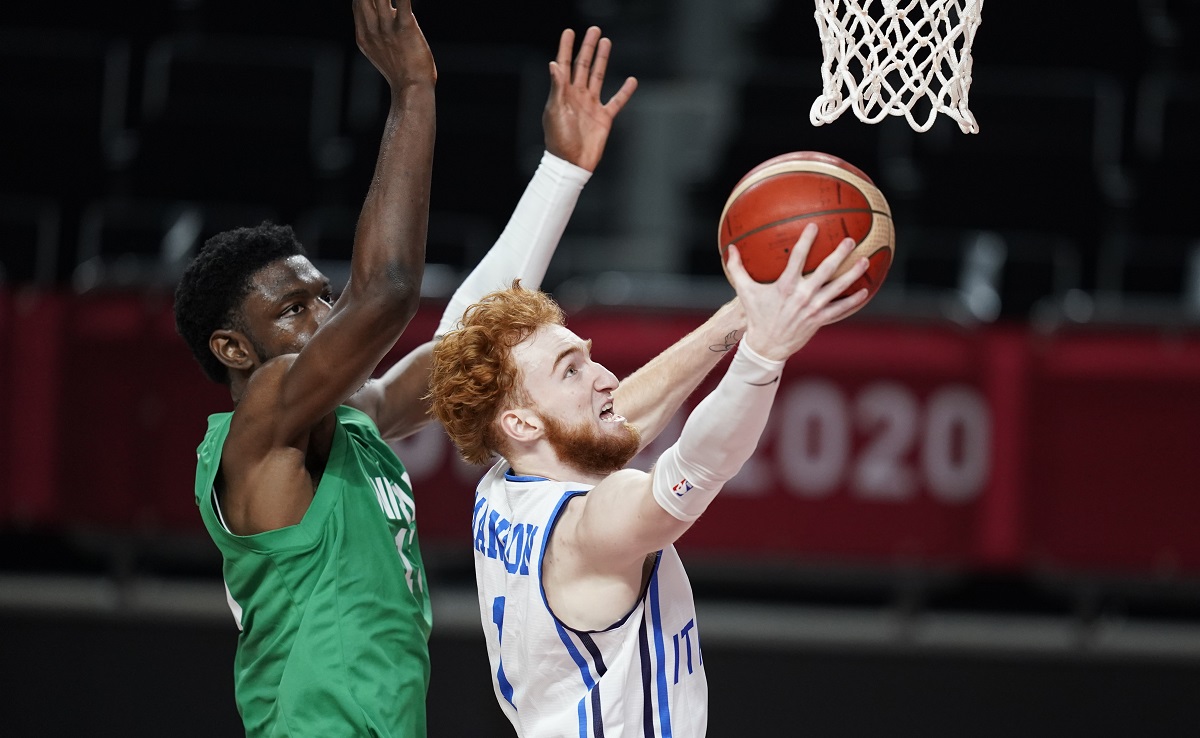 ▲國王前鋒Chimezie Metu(左)今夏代表奈及利亞出戰東京奧運，但在夏季聯盟遭犯規後揮拳攻擊對手。（圖／美聯社／達志影像）